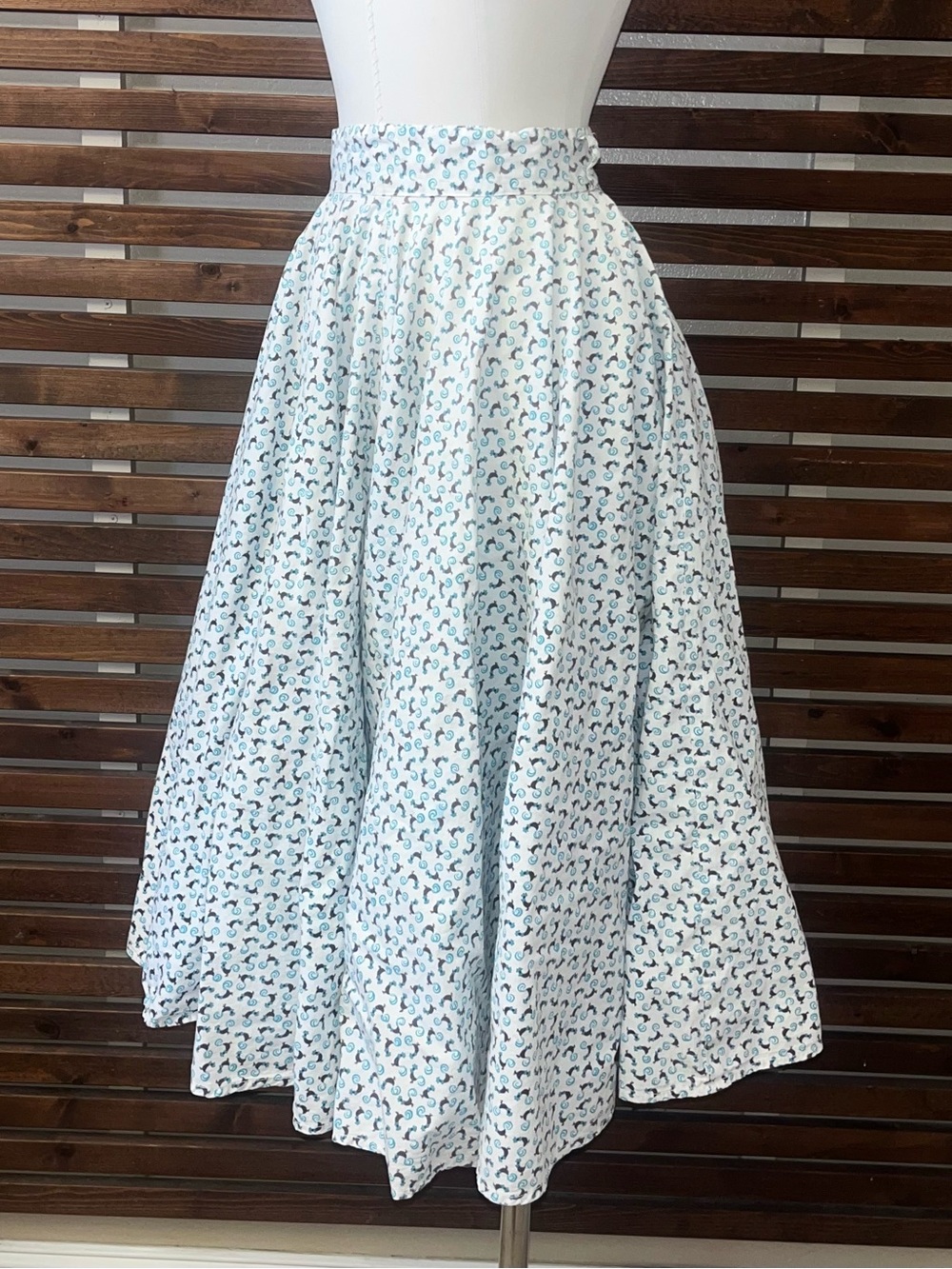 1950s Vintage White & Blue Rooster Print High Waist Rockabilly VLV Circle Skirt